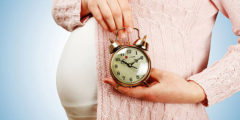 ما سبب تأخر الولادة بعد الشهر التاسع؟ وهل يعد ذلك خطر على الأم والجنين؟