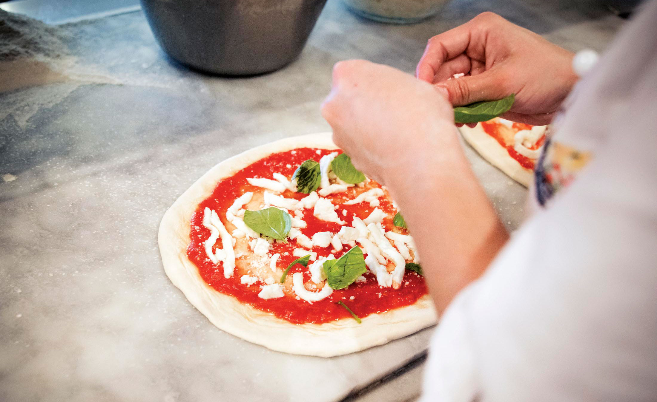 طريقة عمل البيتزا الايطالية الاصلية خطوة بخطوة بمبي