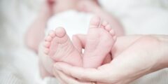 ما هي طرق علاج الإمساك عند الرضع حديثي الولادة وأعراضه