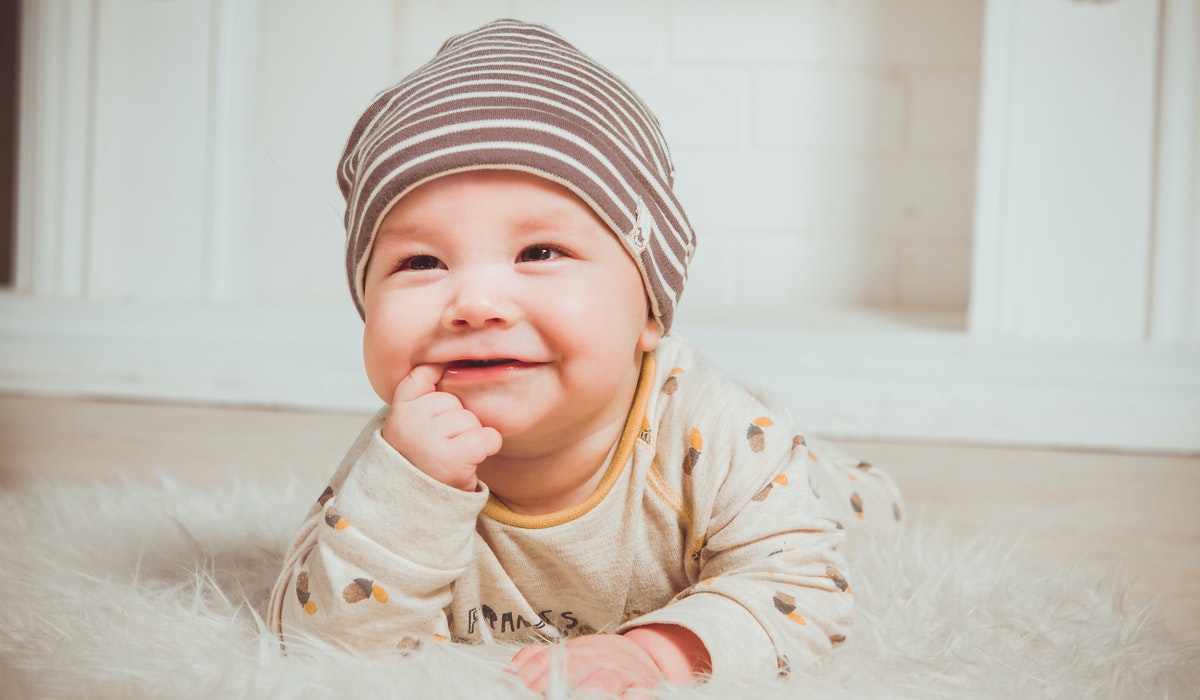 ما هي أعراض التسنين عند الرضع؟