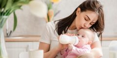 الرضاعة الطبيعية والاصطناعية: المزايا والعيوب لكل منها وكيفية اختيار الأنسب للأم والطفل