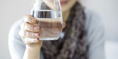 كمية الماء التي يجب تناولها في رمضان بناءً على المرحلة العمرية وفوائدها في حماية الجسم من الجفاف