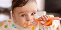 متى يجب إدخال الأطعمة الصلبة لدى الأطفال وكيفية إدارة عملية التغذية