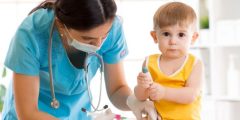 دور الأسرة والمجتمع في التوعية حول تطعيمات الأطفال بين الإيجابيات والتحديات
